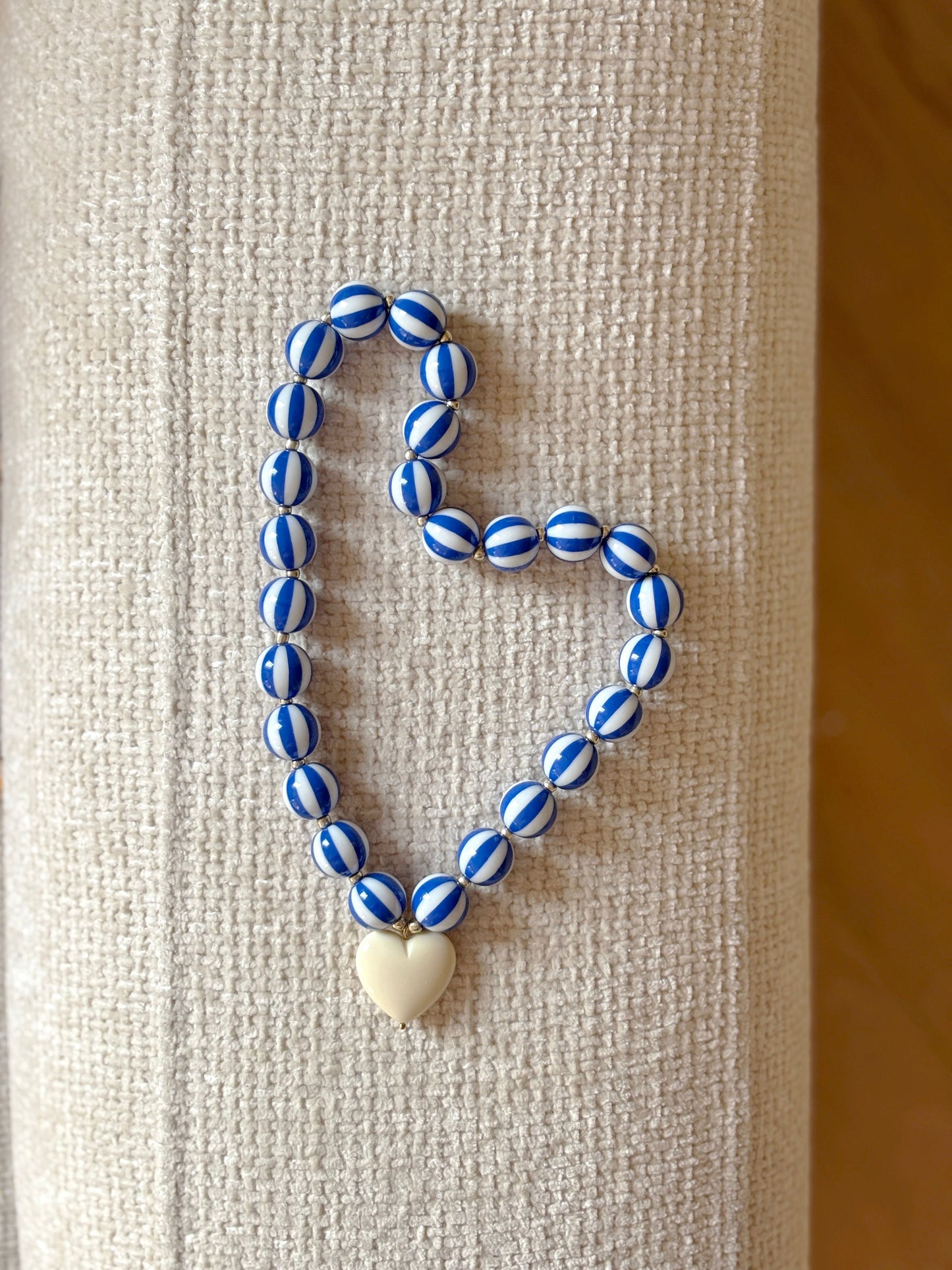 Collier rayé bleu foncé